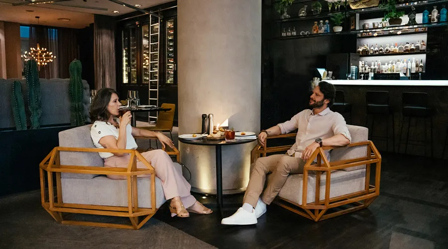 Ospiti conversano sulle poltrone nella lounge bar di un hotel