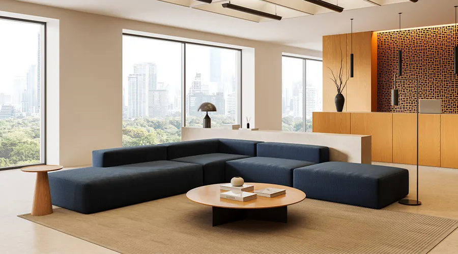 Area lounge di hotel con divano modulare blu e tavolini mobili