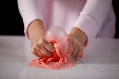 slime-rosa Con le colle Elmer's potrai creare slime sempre diversi
