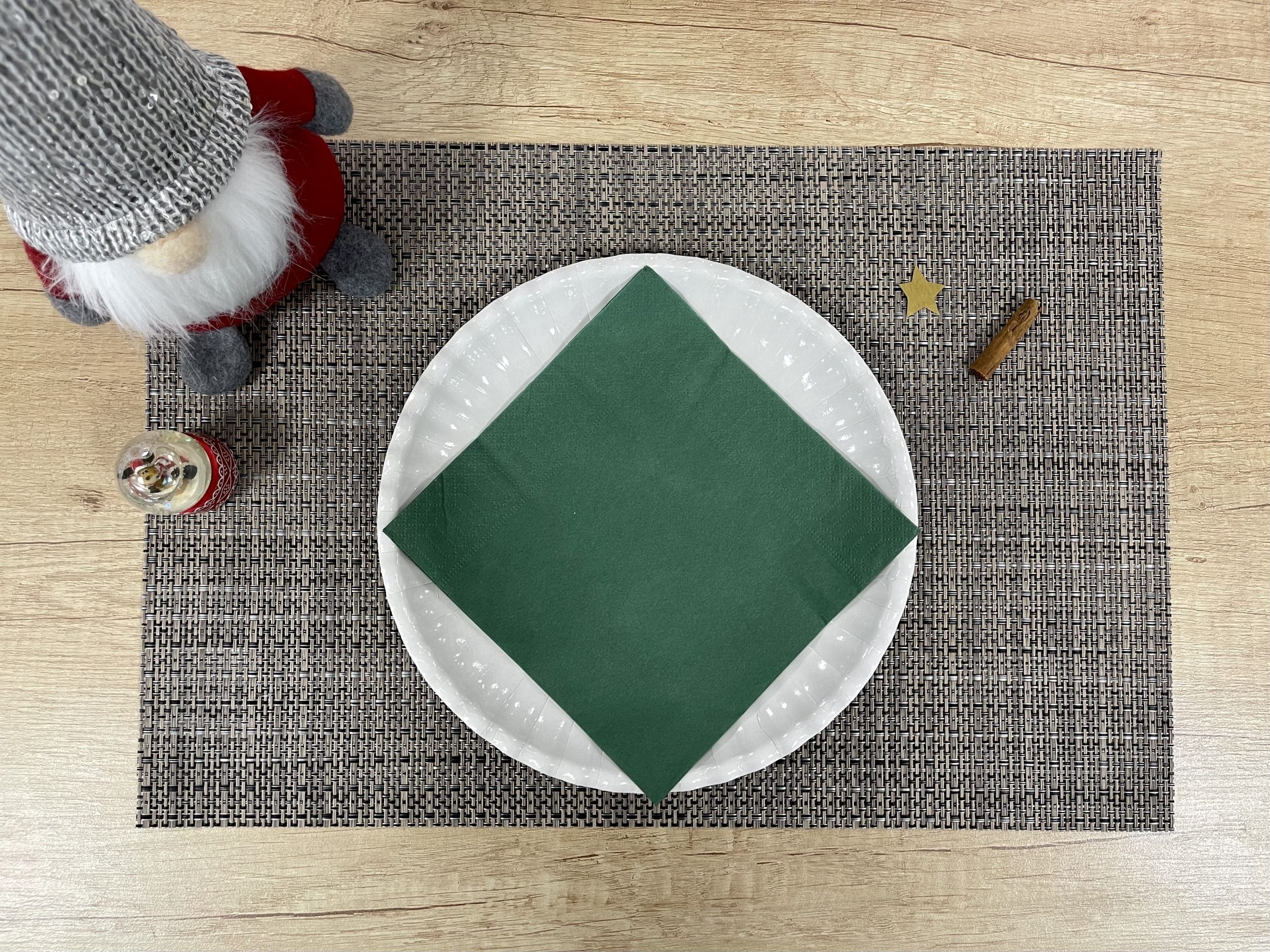 Tovagliolo Natale 1 Come piegare un tovagliolo ad albero di Natale - step 1