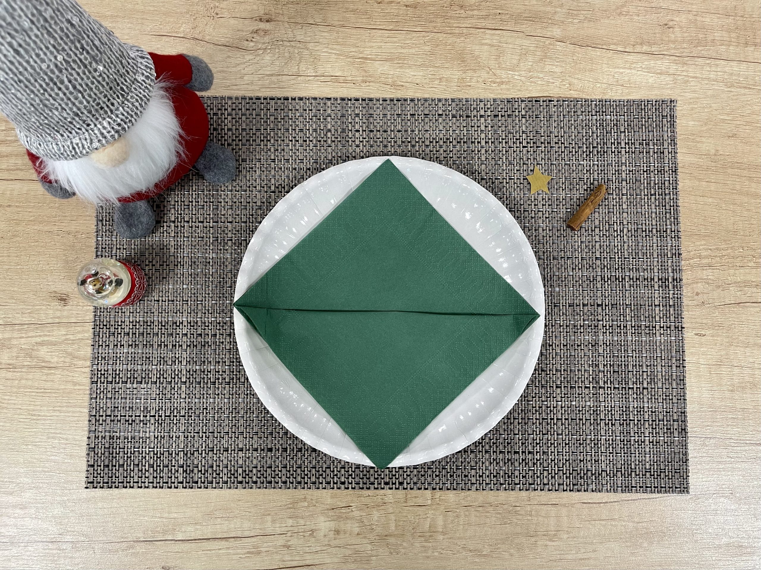 Tovagliolo Natale 2 Come piegare un tovagliolo ad albero di Natale - step 2