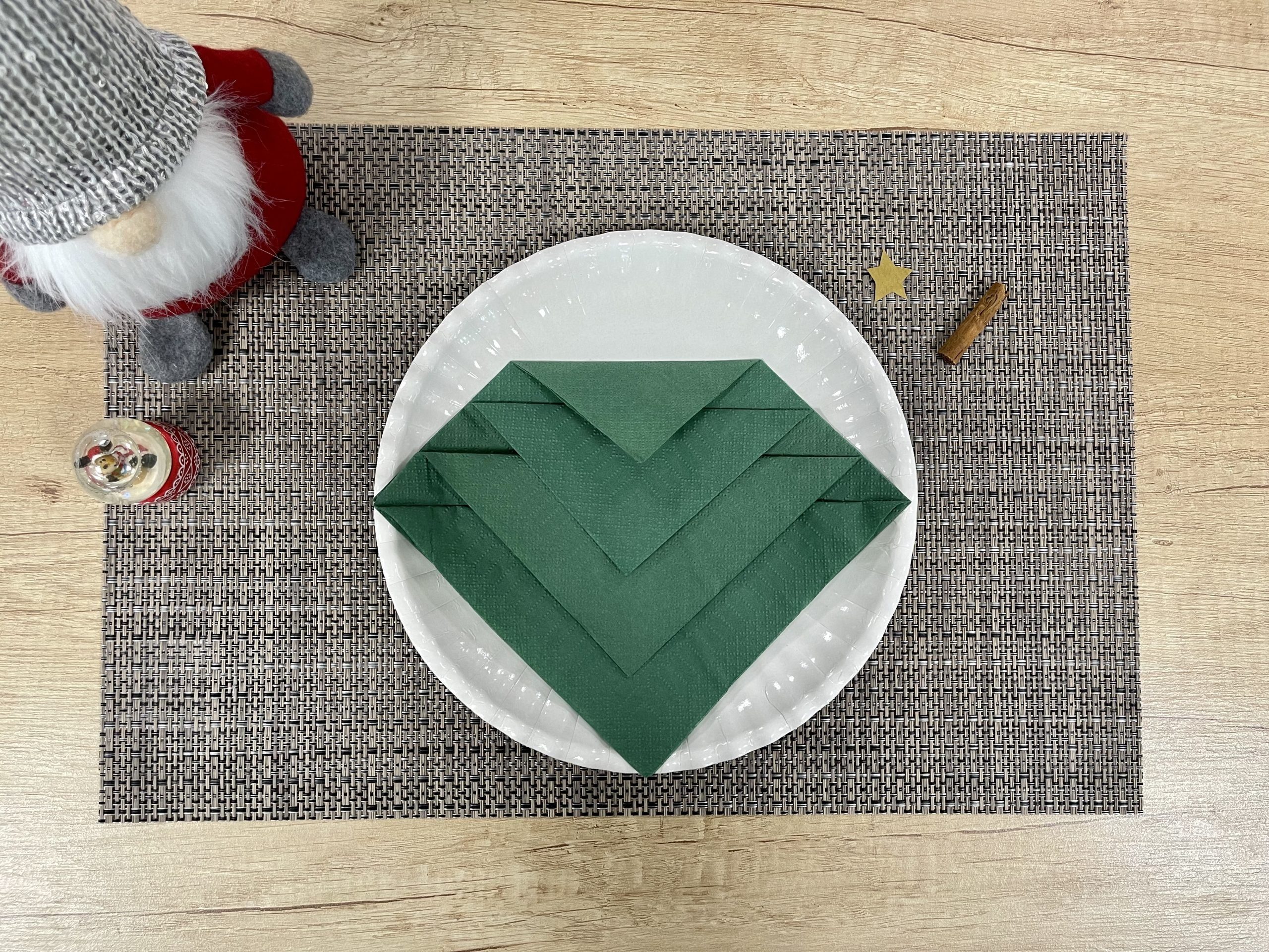 Tovagliolo Natale 3 Come piegare un tovagliolo ad albero di Natale - step 3