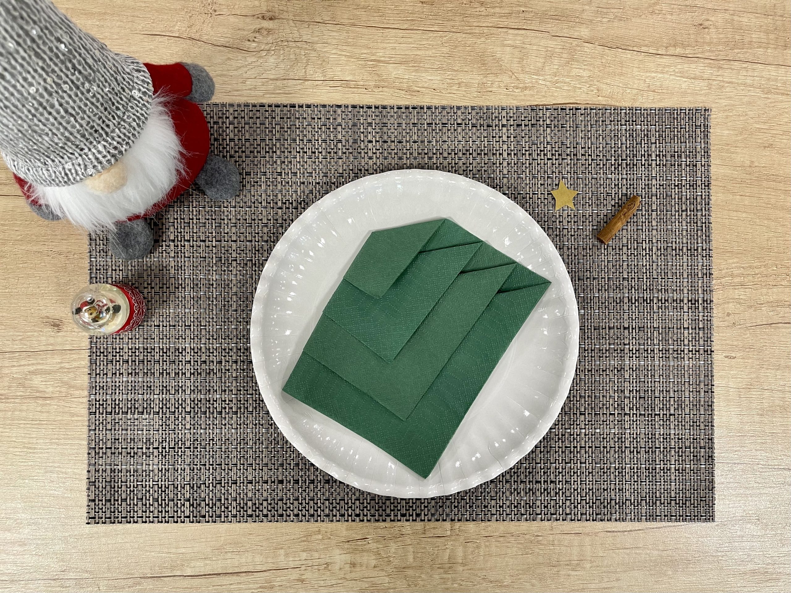 Tovagliolo Natale 4 Come piegare un tovagliolo ad albero di Natale - step 4