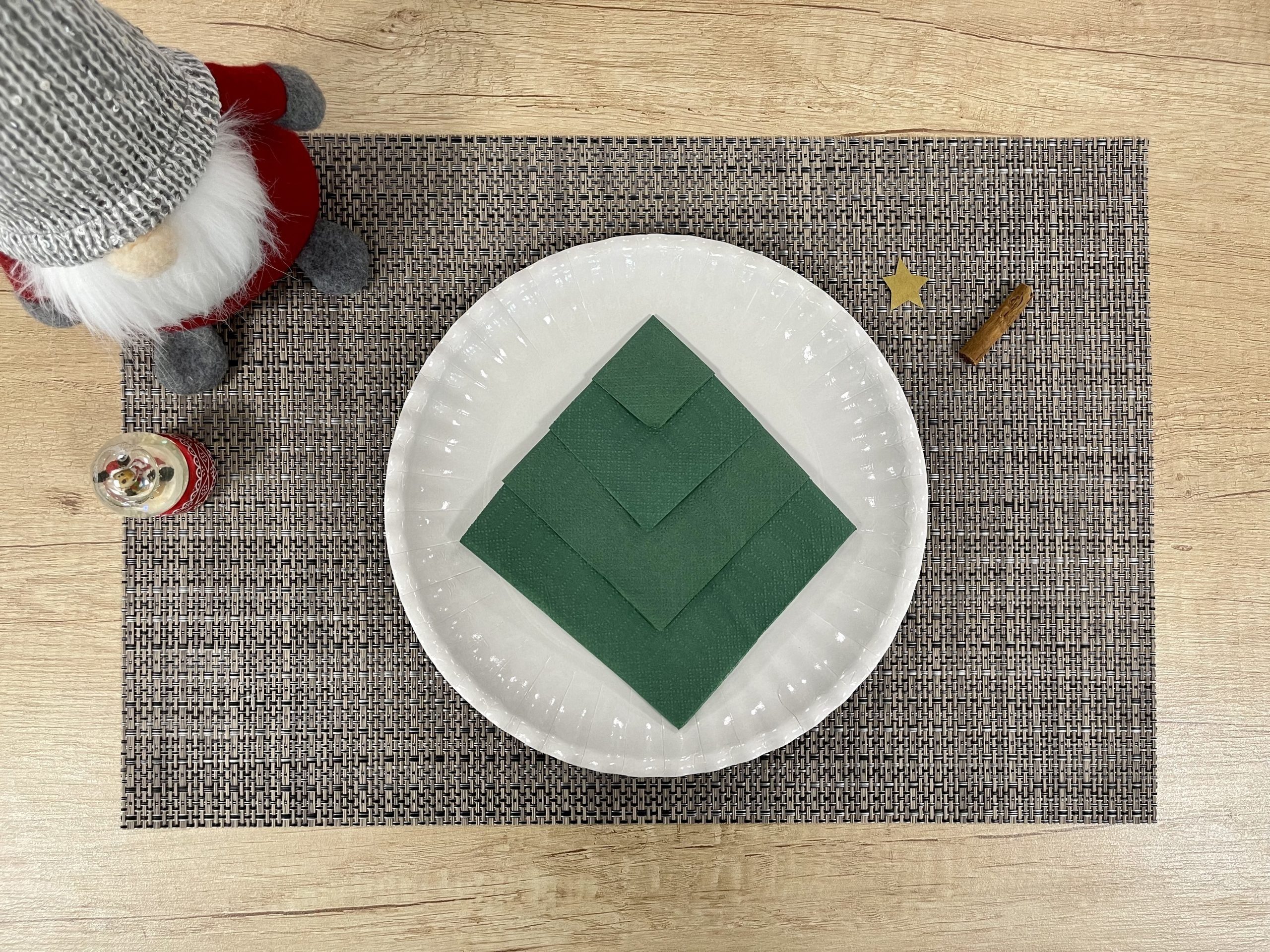 Tovagliolo Natale 5 Come piegare un tovagliolo ad albero di Natale - step 5