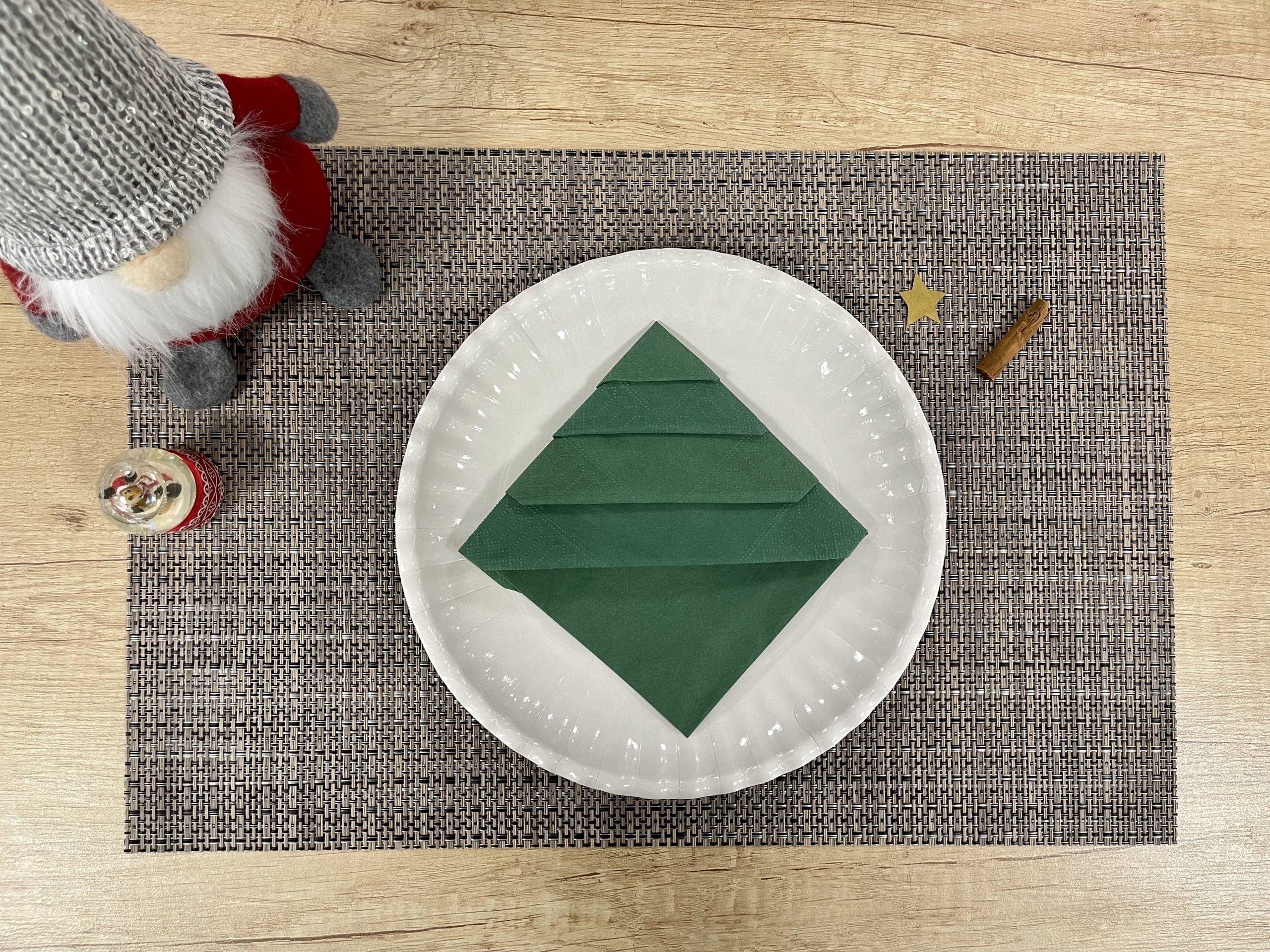 Tovagliolo Natale 6 Come piegare un tovagliolo ad albero di Natale - step 6