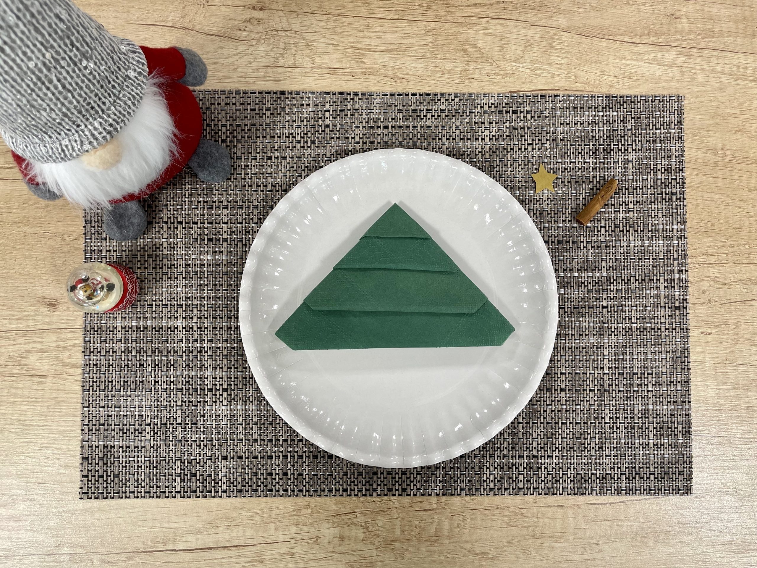 Tovagliolo Natale 7 Come piegare un tovagliolo ad albero di Natale - step 7