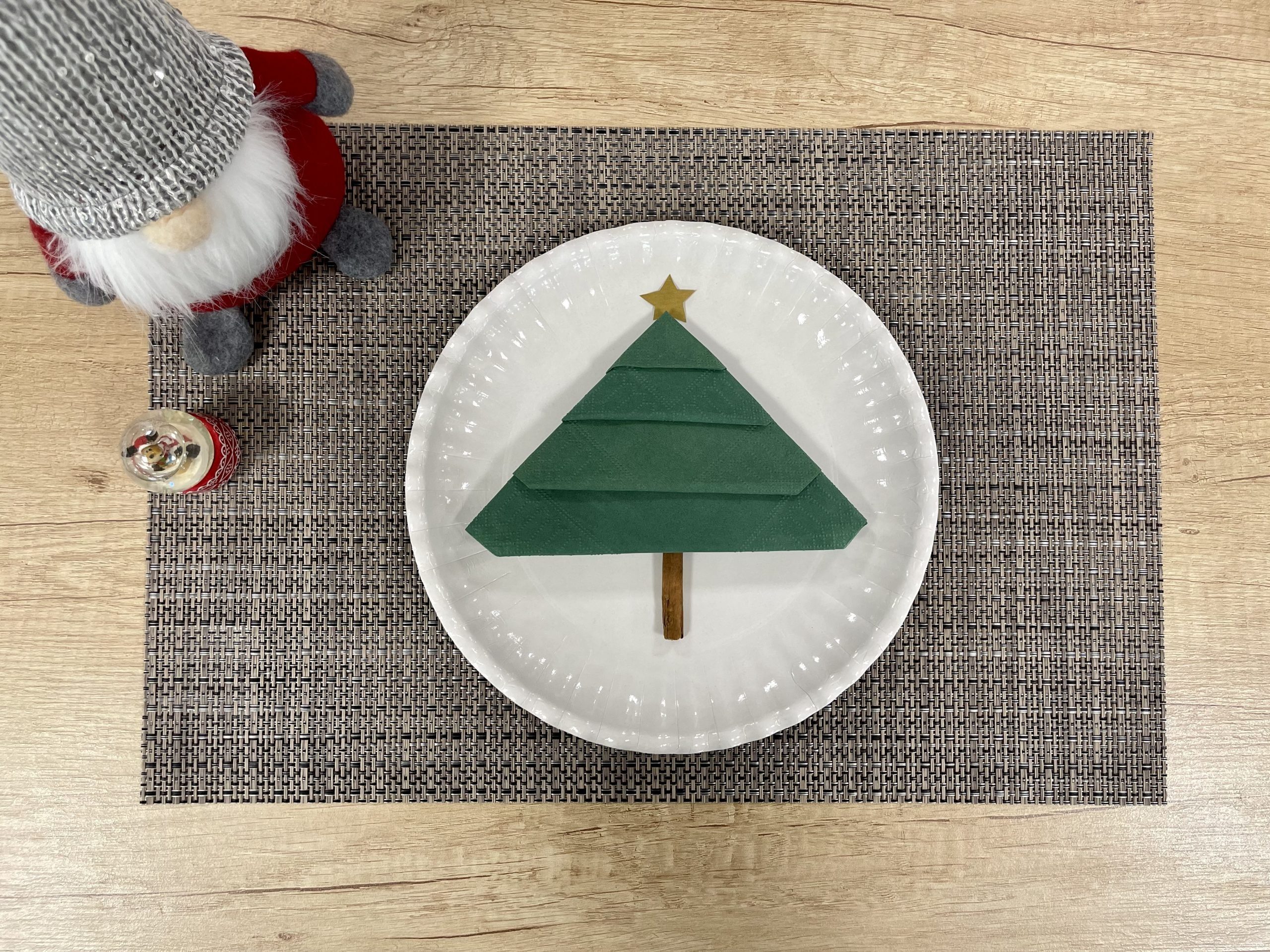 Tovagliolo Natale 8 Come piegare un tovagliolo ad albero di Natale - step 8